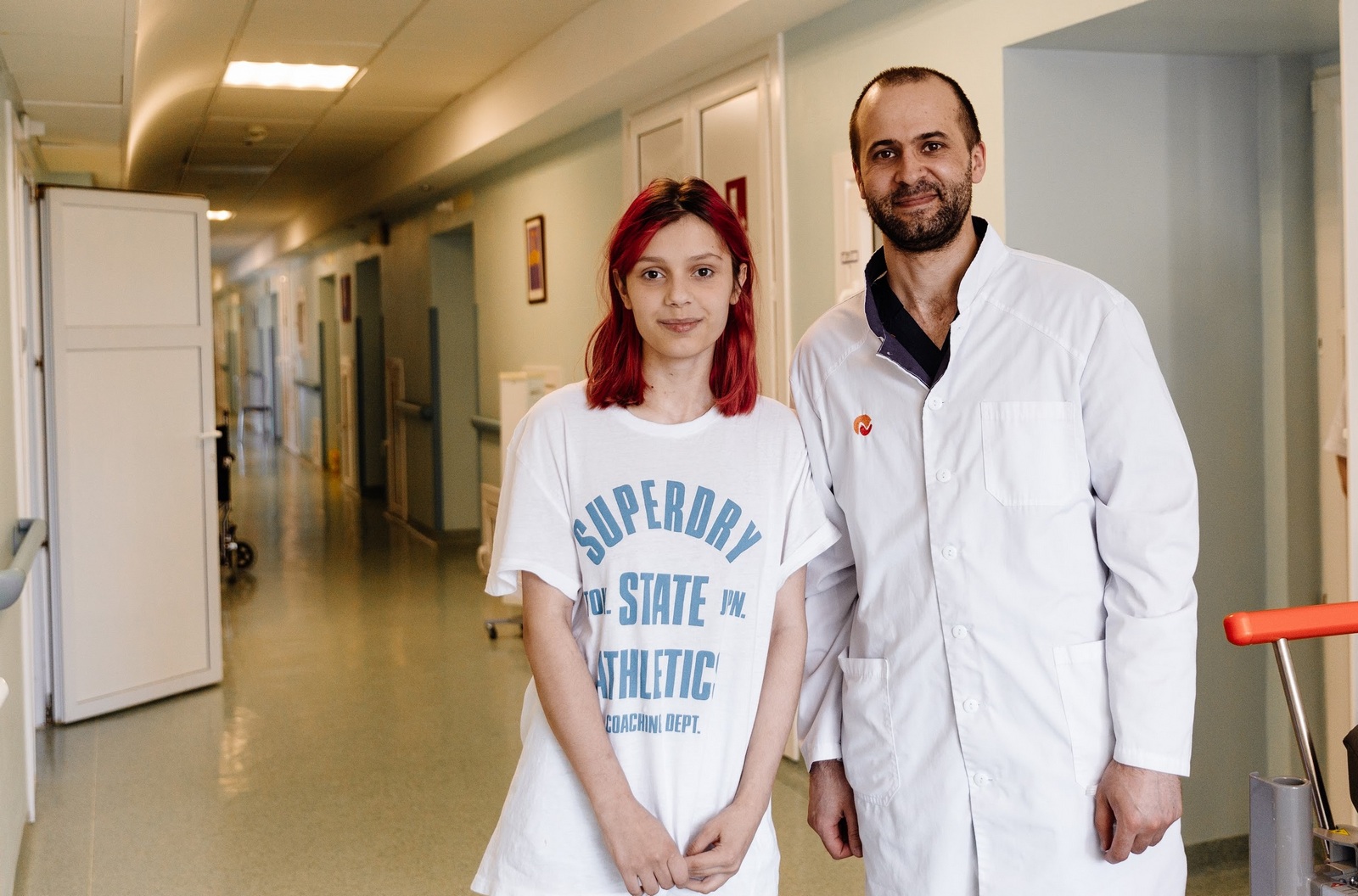 Пациентка с хирургом А.В.Войтовым перед выпиской. НМИЦ Мешалкина.jpg